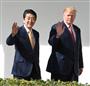 ホワイトハウスを移動する安倍晋三首相（左）とドナルド・トランプ米大統領＝１０日、ワシントン（共同）