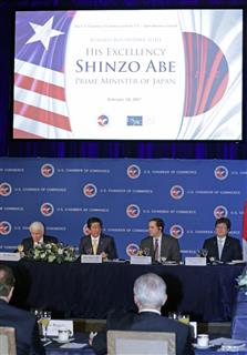 全米商工会議所主催の朝食会であいさつする安倍晋三首相=10日午前、米ワシントン(松本健吾撮影) 全米商工会議所主催の朝食会であいさつする安倍晋三首相=10日午前、米ワシントン(松本健吾撮影)