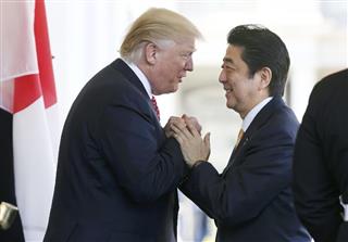 トランプ米大統領（左）の出迎えを受ける安倍首相＝１０日、ワシントンのホワイトハウス（ロイター）