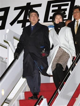 米ワシントン郊外のアンドルーズ空軍基地に到着した安倍首相と昭恵夫人＝９日（共同）