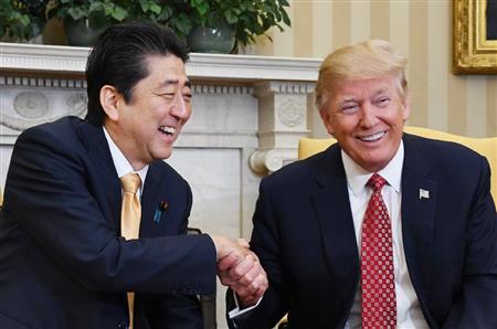 トランプ米大統領（右）と握手する安倍首相＝１０日、ワシントンのホワイトハウス（共同）