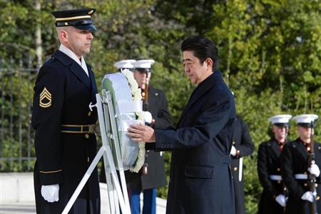 アーリントン国立墓地で無名戦士の墓に献花する安倍晋三首相=10日、米ワシントン郊外(AP)