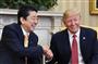 トランプ米大統領（右）と握手する安倍首相＝１０日、ワシントンのホワイトハウス（共同）