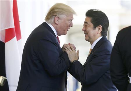 トランプ米大統領（左）の出迎えを受ける安倍首相＝１０日、ワシントンのホワイトハウス（ロイター）