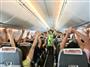 春秋航空日本（スプリングジャパン）のクルーは日本人が中心。体操を呼びかけると満席の乗客は笑顔で一斉に手を伸ばす。重慶の人々の人柄を垣間見たきがした