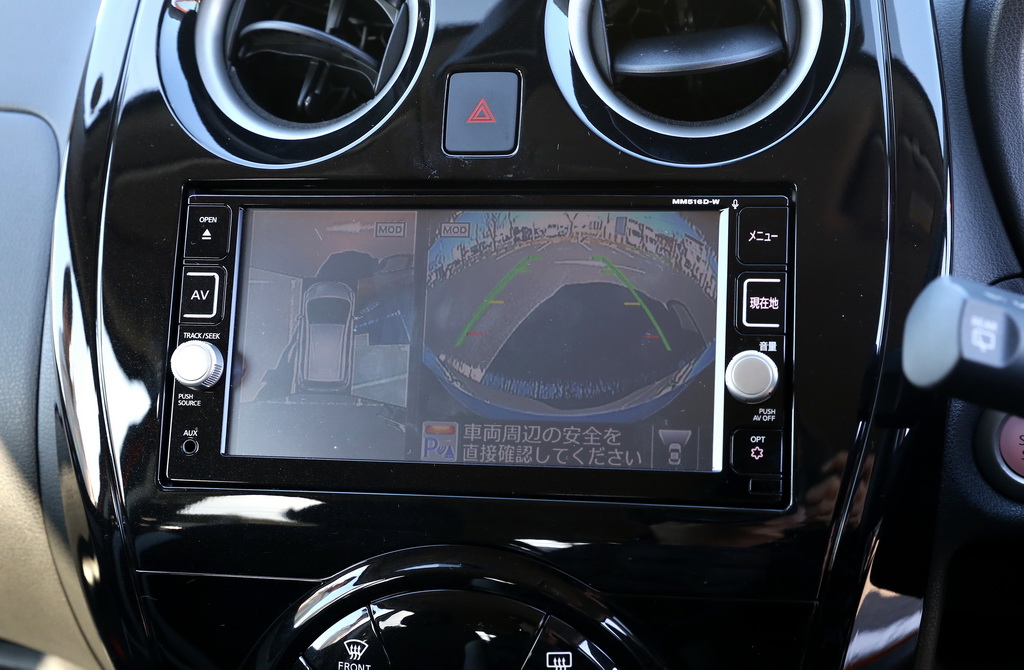 バック時に、クルマを上空から見下ろしているかのような映像を映し出す「インテリジェントアラウンドビューモニター」。スイッチ一つでスマート・ルームミラーに表示したり、ナビ画面に映したりと切り替えができる