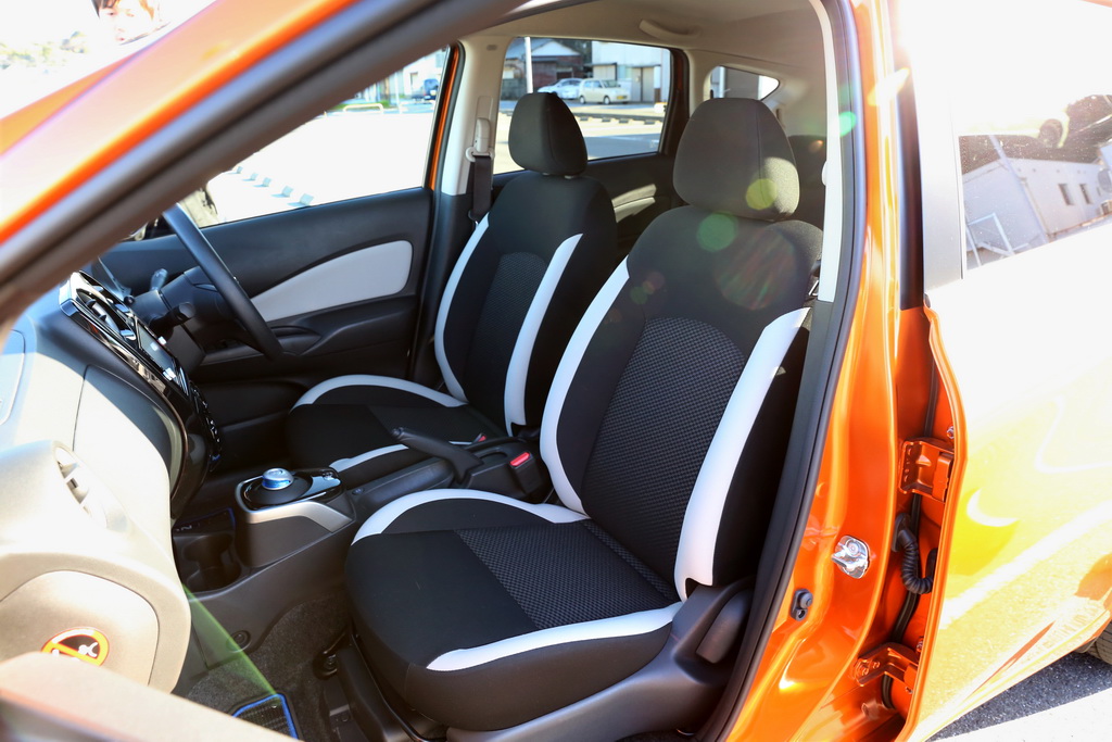 試乗車のシート地はトリコット、内装色はブラックだった