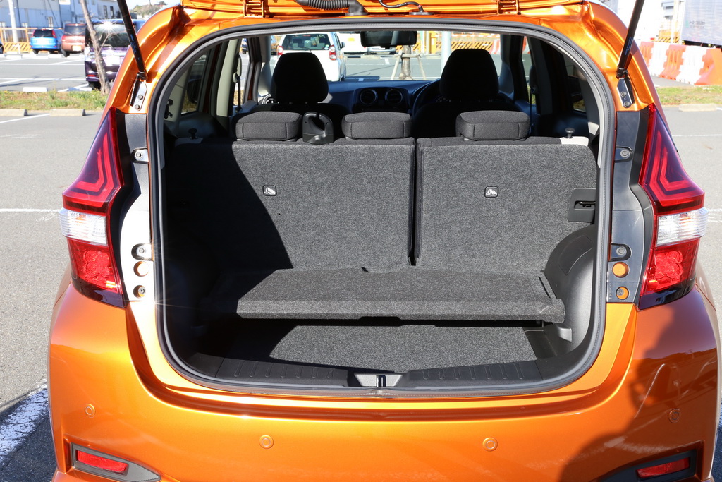 荷室の床を一段下げ、デッキボードを置いて上下２段にした状態