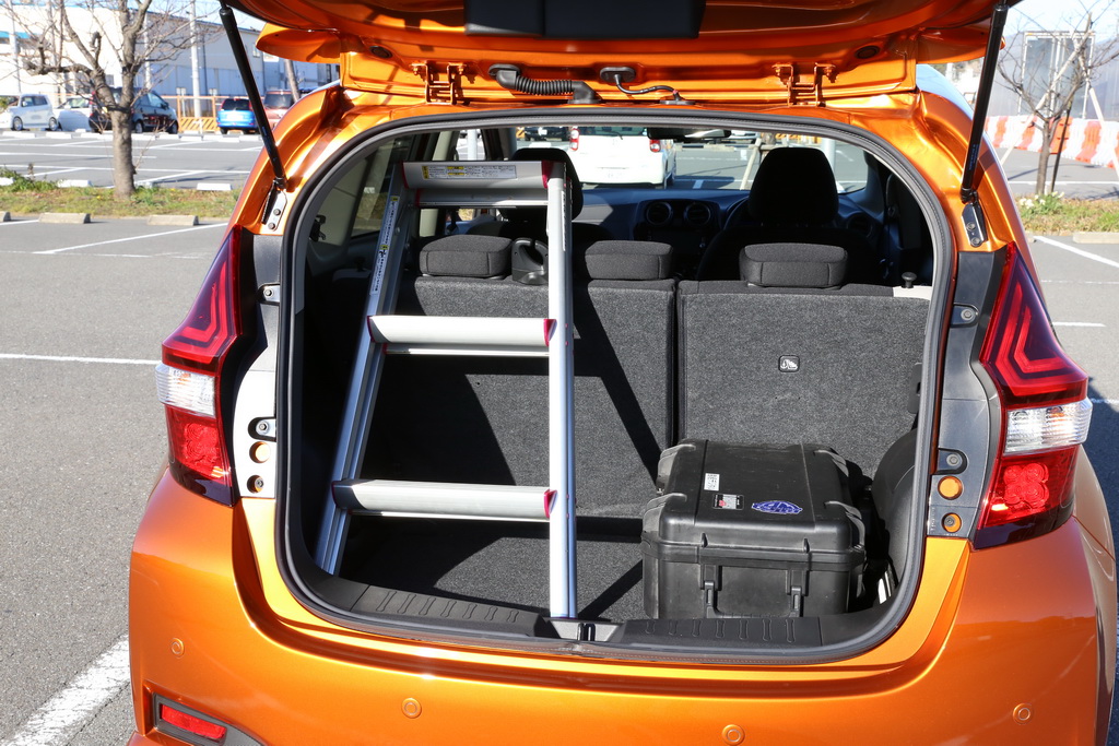 床を下げれば、３段脚立を立てて積むこともできる