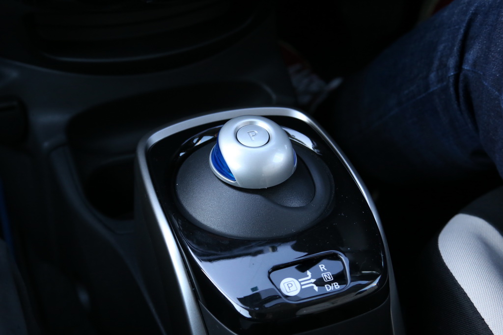 リーフと同じ電動シフトを備える