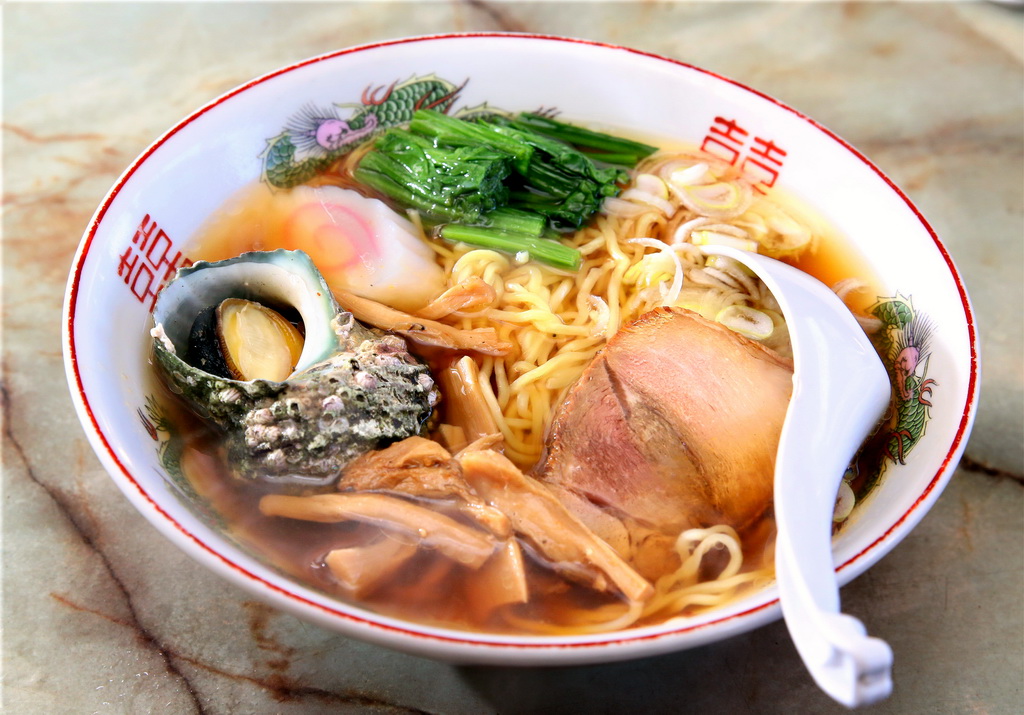 産経のベテランカメラマン・瀧さんが注文した、９３０円のさざえラーメン（磯料理小浜屋）