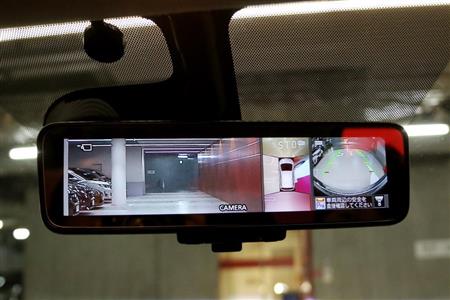 カメラで後方を映し出すスマート・ルームミラー。スイッチ操作により「トップビュー」「フロントビュー」「サイドブラインドビュー」「バックビュー」の切り替えが可能。ちなみに地下駐車場のような暗い場所でも明るく映し出す