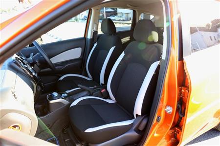 試乗車のシート地はトリコット、内装色はブラックだった