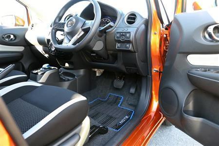 ノートの運転席まわり。アクセルペダル１本で加減速ができる