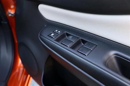 ドアトリムとウインドーのスイッチ。おしゃれにしたりクールにするなど、もう少しデザインに工夫が欲しい