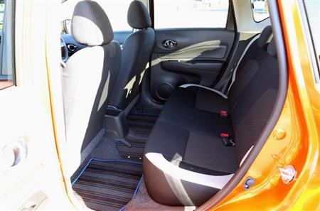 広々とした後部座席。レッグスペースはかなり余裕がある