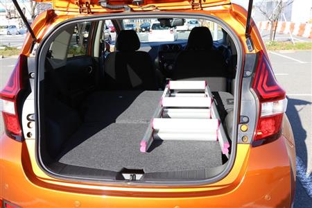 後席の背もたれを倒せば、１メートル以上の長尺モノを積むこともできる