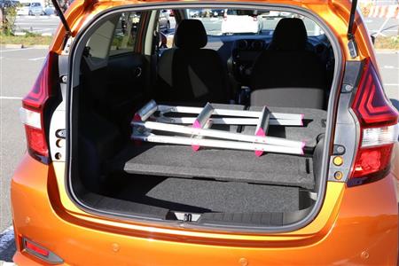 背もたれを倒し、デッキボードを置く。さらに床下収納も使用可能