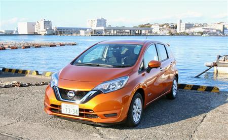 日産「ノート e-POWER」。対岸は三崎港