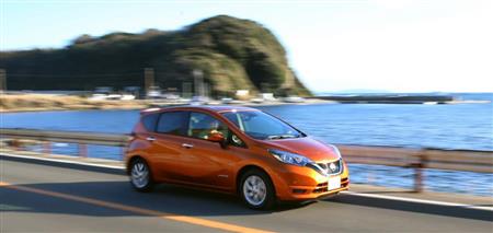 海岸沿いを走る「ノート e-POWER」（法定速度で走行していますが、流動感を出すために低速でシャッターを切っています）