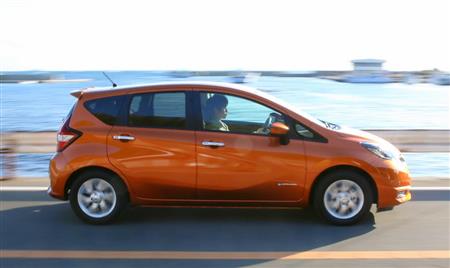 「ノート e-POWER」で海辺を走る。気持ちいい！（法定速度で走行していますが、流動感を出すために低速でシャッターを切っています）