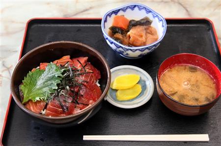 筆者が注文した１２５０円のまぐろ丼（磯料理小浜屋）