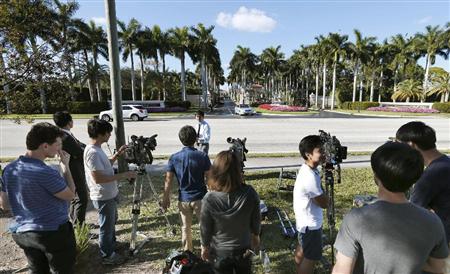 安倍首相とトランプ米大統領をゴルフ場の外で待ち受ける報道陣＝１１日、米フロリダ州（共同）