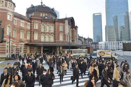 職場に向かう会社員ら＝東京・丸の内