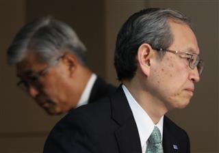 会見する東芝の綱川智社長（右）と佐藤良二監査委員会委員長＝１４日午後、東京都港区（古厩正樹撮影）