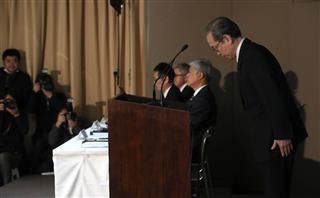 会見で陳謝する東芝の綱川智社長＝１４日午後、東京都港区（古厩正樹撮影）