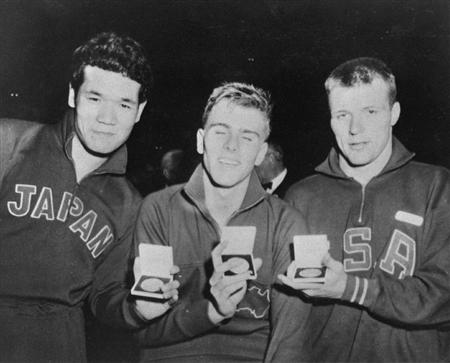 １９５６年のメルボルン五輪、男子１５００メートル自由形で獲得した銀メダルを見せる山中毅氏（左）。中央は金メダルのマレー・ローズ氏（ＡＰ）