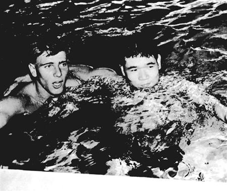 １９５６年のメルボルン五輪、男子１５００メートル自由形決勝で１位のマレー・ローズ氏（左）と２位の山中毅氏（ＡＰ）