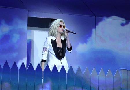 米グラミー賞授賞式のパフォーマンスに、大統領選でトランプ氏と戦ったクリントン元国務長官を連想させる白いパンツスーツで登場したケイティー・ペリーさん＝１２日、ロサンゼルス（ＡＰ）