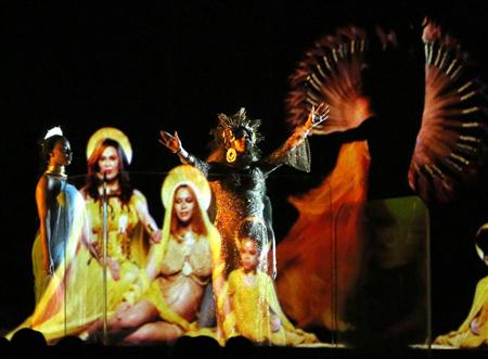 グラミー賞授賞式で双子の妊婦姿で登場したビヨンセさん＝１２日、ロサンゼルス（ロイター）