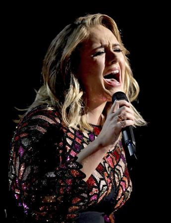 １２日、米ロサンゼルスで開かれたグラミー賞授賞式で歌うアデルさん（ＡＰ＝共同）