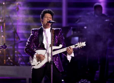 米グラミー賞授賞式で故プリンスさんへの追悼パフォーマンスを行ったブルーノ・マーズさん＝１３日、ロサンゼルス（ＡＰ）