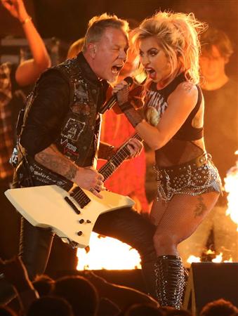 米グラミー賞授賞式でメタリカと共演したレディー・ガガさん（右）＝１２日、ロサンゼルス（ロイター）