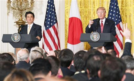 共同記者会見する安倍首相（左）とトランプ米大統領＝１０日、ワシントンのホワイトハウス（共同）