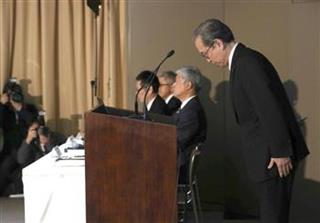 記者会見で決算発表の延期などを謝罪する東芝の綱川智社長=14日午後、東京都港区 記者会見で決算発表の延期などを謝罪する東芝の綱川智社長=14日午後、東京都港区