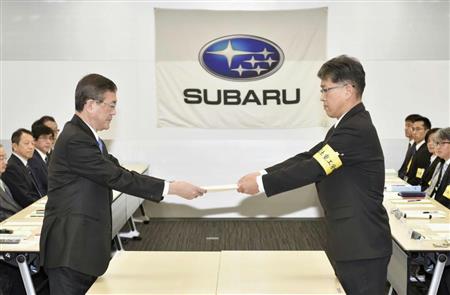 富士重工業の吉永泰之社長（左）に要求書を提出する労組の山岸稔執行委員長＝１５日午前、東京都渋谷区