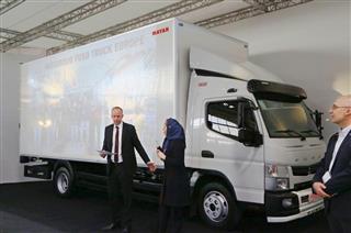 イランのモーターショーで展示された三菱ふそうトラック・バスのトラック＝１４日、テヘラン郊外（共同）