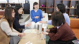 社内公募事業で少量でも洗える高機能洗濯機の開発について会議するパナソニックグループの女性社員ら