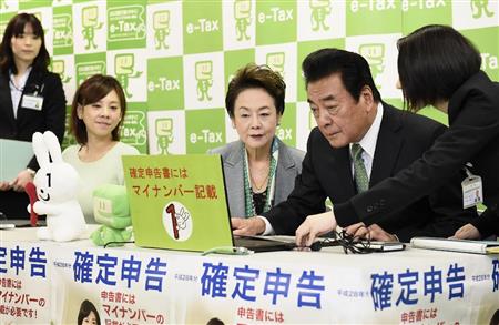 確定申告する俳優の高橋英樹さん（右から２人目）一家＝１６日午前、東京都港区の品川税務署