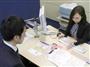 窓口でＮＩＳＡの説明をする担当者＝東京都中央区のみずほ証券本店営業第１部