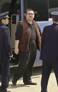強制退去処分を受け、北京行きの全日空機に向かう金正男氏とされる男性=2001年5月4日(早坂洋祐撮影) 強制退去処分を受け、北京行きの全日空機に向かう金正男氏とされる男性=2001年5月4日(早坂洋祐撮影)