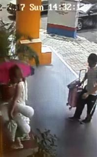 クアラルンプール国際空港に近いホテルの防犯カメラに写った女(左)。12日午後の撮影で、15日に逮捕された女とみられる(共同) クアラルンプール国際空港に近いホテルの防犯カメラに写った女(左)。12日午後の撮影で、15日に逮捕された女とみられる(共同)