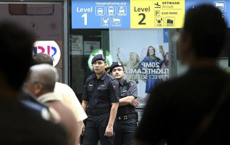 金正男氏が殺害されたクアラルンプール国際空港で警戒にあたる警察官＝１５日、マレーシア（ＡＰ）