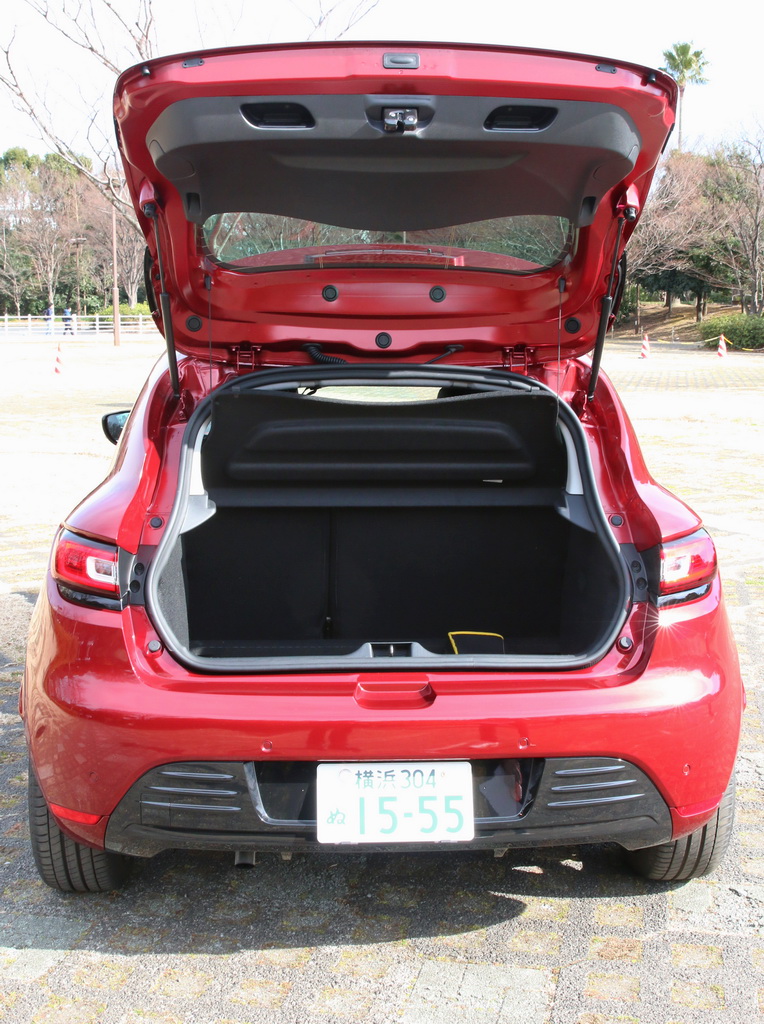 実用的な広さを持つ荷室