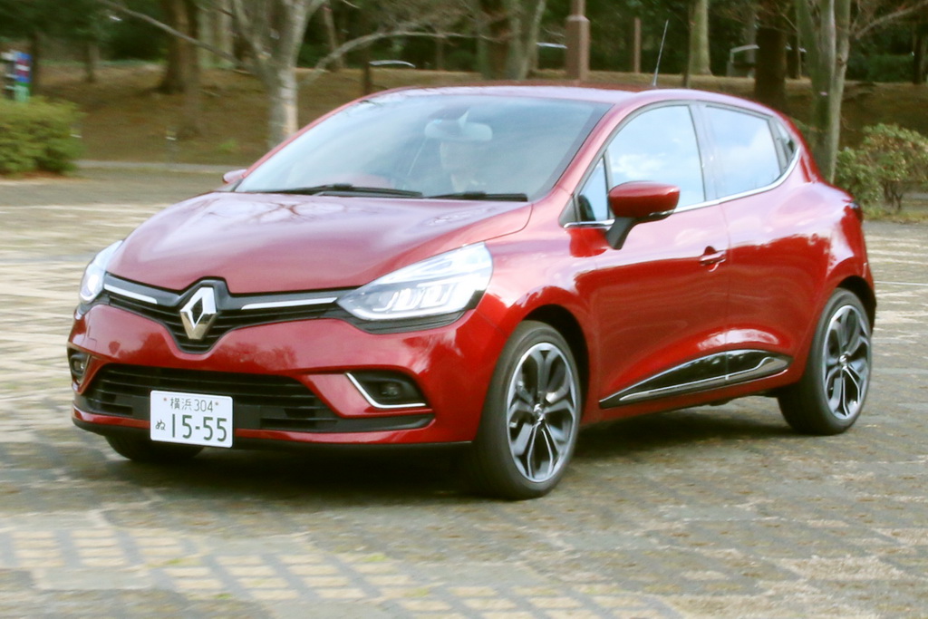 ルノーの「ルーテシア インテンス」＝潮風公園駐車場で撮影