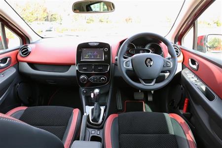 試乗車の内装は赤と黒の配色